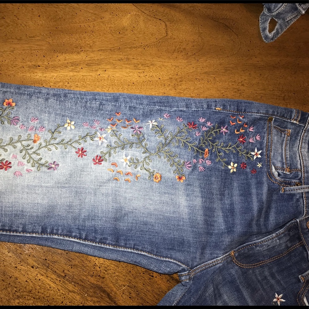 Driftwood jeans with flower design